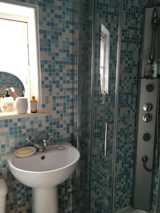 Hébergement de vacances Stylish Two Large Double Bedroom House In With On Street Parking *