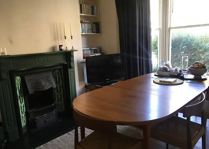 Stylish Two Large Double Bedroom House In Central Harrogate With On Street Parking